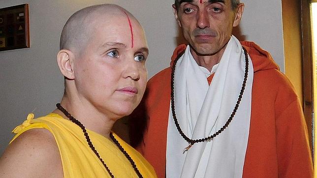 El sacerdote principal de la comunidad hinduista de Granada, Shiva Shankara, con la vicepresidenta, Tara Shakti