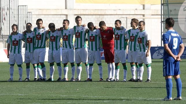 El equipo titular del C�rdoba CF guarda un respetuoso minuto de silencio antes del partido ante el Xerez