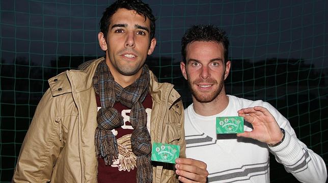 Juande y Fernando Vega, haciendo Betis con dos carn�s del club