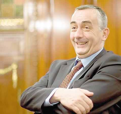 «Las autonomías deben hacer en 2011 el ajuste que el Estado ya ha hecho» «Las autonomías deben hacer en 2011 el ajuste que el Estado ya ha hecho»