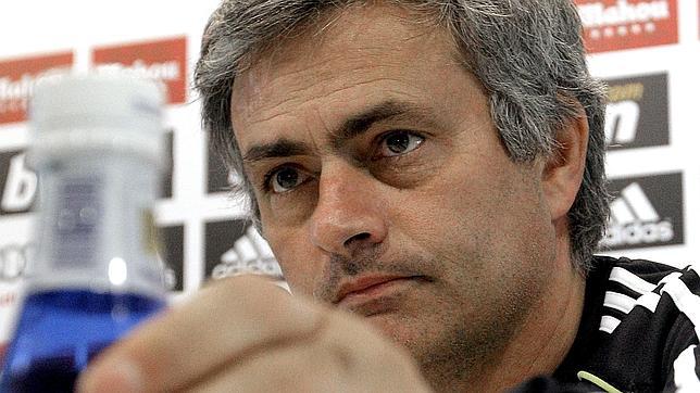 Mourinho: «Si yo tiro una botella, no vuelvo a un banquillo» Mourinho: «Si yo tiro una botella, no vuelvo a un banquillo»