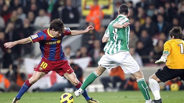 Messi, en una jugada entre Arzu y Castro