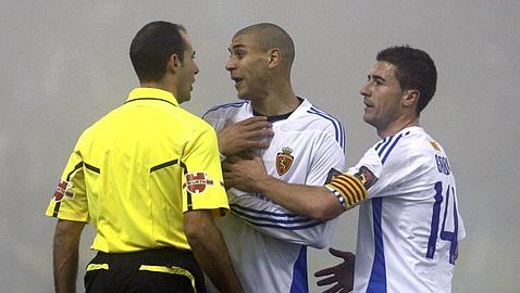 El árbitro la lió entre la niebla de Zaragoza El árbitro la lió entre la niebla de Zaragoza