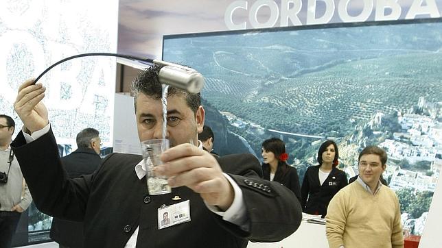 Un venenciador de vinos Montilla-Moriles en el expositor de Crdoba en la pasada edicin de Fitur