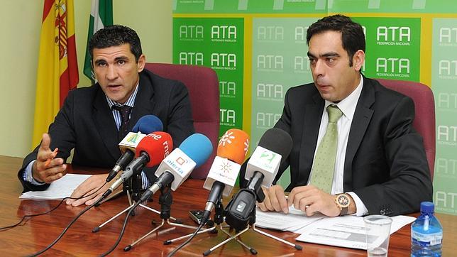 Jos Luis Perea, coordinador general de ATA-Andaluca, y Rafael Amor, vicepresidente de esta organizacin, ayer, en Sevilla