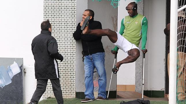 Emana, en muletas, realiza una acrobacia junto a Odonkor y Montiel