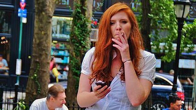 Dejar de fumar reduce a la mitad el riesgo de padecer enfermedades cardiovasculares Dejar de fumar reduce a la mitad el riesgo de padecer enfermedades cardiovasculares