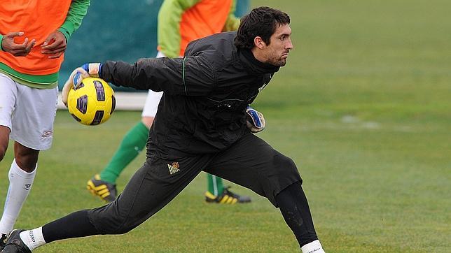 I�aki Goitia busca dar un pase con la mano durante un entrenamiento reciente en la ciudad deportiva heliopolitana