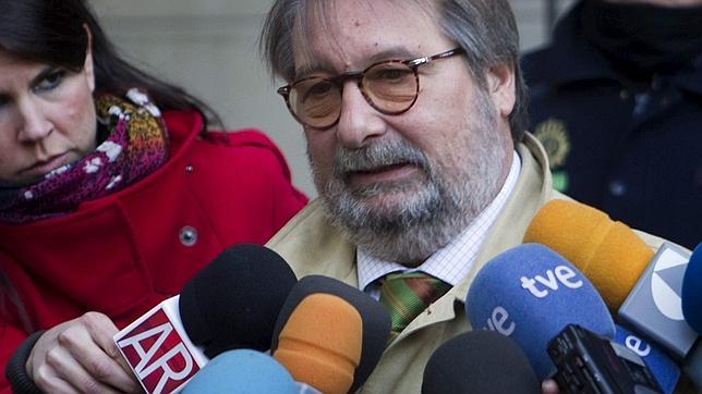Fernando de Pablo, abogado del Cuco, atendiendo a los medios de comunicaci�n, hoy. 
