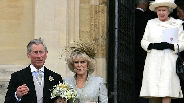 Camila, el da de su boda con el Prncipe de Gales, con su suegra, la Reina, al fondo
