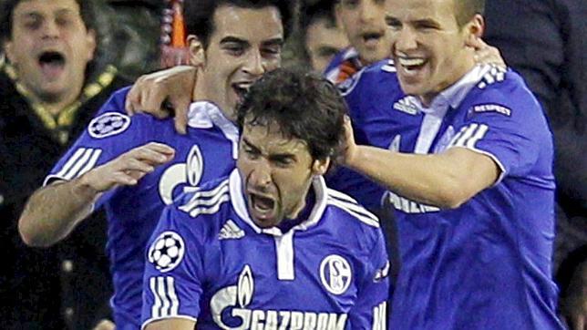 Raúl supera a Müller y se convierte en el máximo goleador europeo de la historia Raúl supera a Müller y se convierte en el máximo goleador europeo de la historia