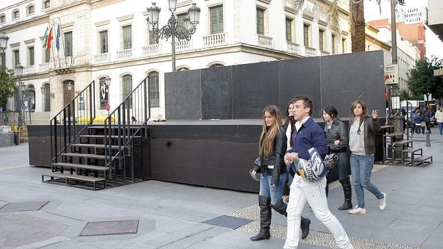 Un grupo de adolescentes, ayer, pasa ante el escenario montado en Las Tendillas para celebrar hoy la Misi�n Juvenil