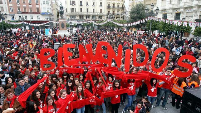 Los j�venes llenaron Las Tendillas, donde hubo actuaciones musicales y alumnos del colegio de Trinitarios representaron escenas de �Jesucristo Superstar�