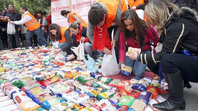 Los j�venes llenaron Las Tendillas, donde hubo actuaciones musicales y alumnos del colegio de Trinitarios representaron escenas de �Jesucristo Superstar�