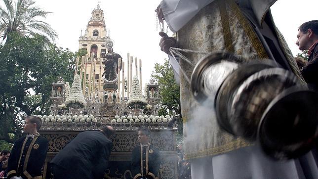 Los j�venes llenaron Las Tendillas, donde hubo actuaciones musicales y alumnos del colegio de Trinitarios representaron escenas de �Jesucristo Superstar�