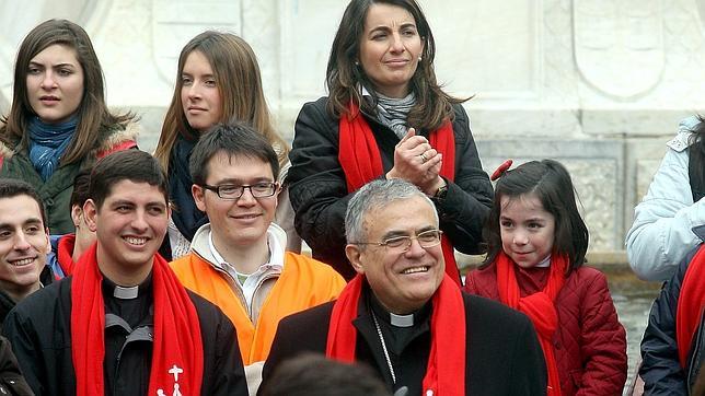 Los j�venes llenaron Las Tendillas, donde hubo actuaciones musicales y alumnos del colegio de Trinitarios representaron escenas de �Jesucristo Superstar�