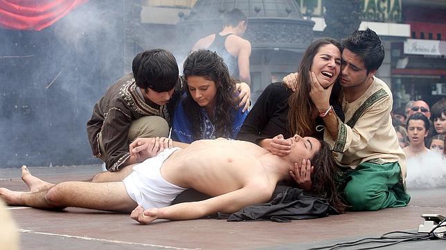 Los j�venes llenaron Las Tendillas, donde hubo actuaciones musicales y alumnos del colegio de Trinitarios representaron escenas de �Jesucristo Superstar�