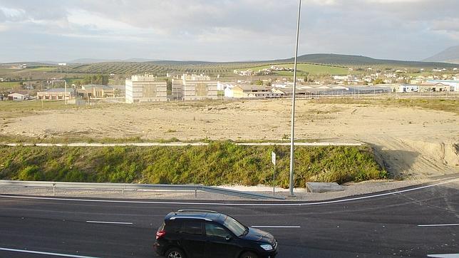 Terrenos donde se ha proyectado la zona verde y de ocio infantil, en el interior de una rotonda