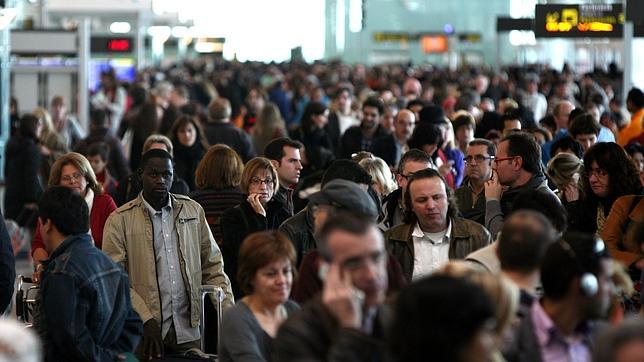 La Fiscalía de Barcelona denuncia a 44 controladores aéreos La Fiscalía de Barcelona denuncia a 44 controladores aéreos