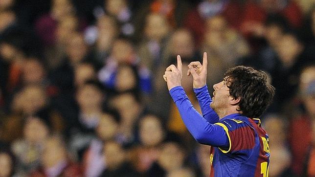 Messi mira de frente a Zarra y Hugo S�nchez