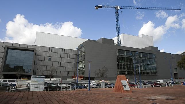 El nuevo auditorio Fibes que se est� terminando en el Palacio de Congresos contar� con 3.500 localidades y ser� el m�s grande de Sevilla con techo cubierto. El auditorio Roc�o Jurado tiene pendiente su cierre desde hace a�os