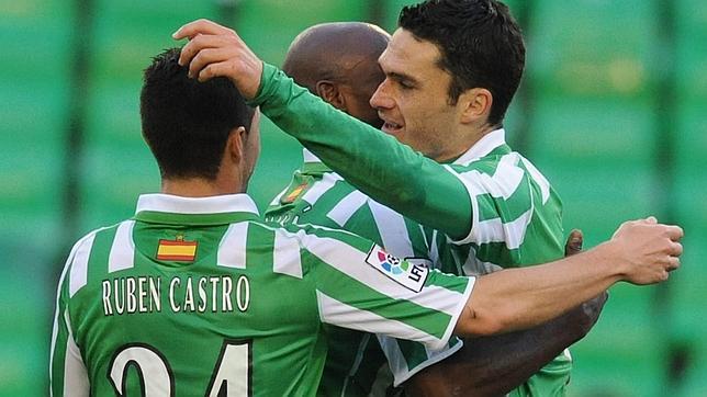 Emana y Rub�n Castro felicitan a Jorge Molina ante el Las Palmas