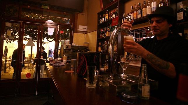 Los hosteleros dicen que sus ventas cayeron un 19% en febrero por la ley antitabaco