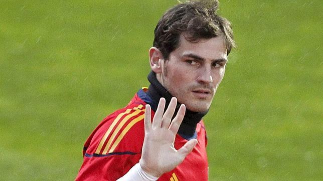 Casillas pide «educación» a los aficionados que insultan a Cristiano y Mourinho Casillas pide «educación» a los aficionados que insultan a Cristiano y Mourinho