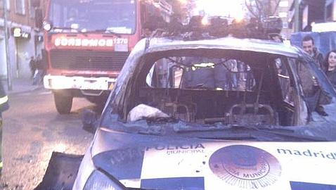 Un grupo de alborotadores incendia un vehículo de la Policía Municipal Un grupo de alborotadores incendia un vehículo de la Policía Municipal