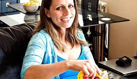 La mujer que sobrevive con dos bolsas de patatas fritas La mujer que sobrevive con dos bolsas de patatas fritas