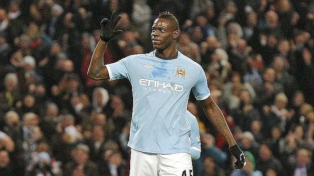 Balotelli, investigado por lanzar dardos a los juveniles del Manchester City Balotelli, investigado por lanzar dardos a los juveniles del Manchester City