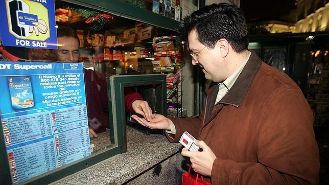 Las ventas de cigarrillos se desploman un 26,5% en los dos primeros meses de la nueva Ley Antitabaco Las ventas de cigarrillos se desploman un 26,5% en los dos primeros meses de la nueva Ley Antitabaco