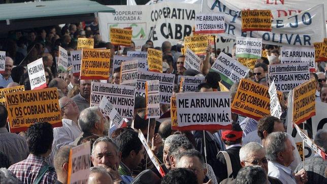 Unos 10.000 agricultores claman por precios �justos� para el aceite de oliva