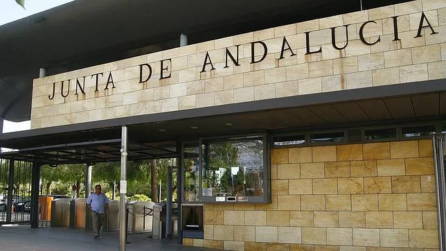 Entrada de Torretriana, edificio emblemtico de la Junta de Andaluca