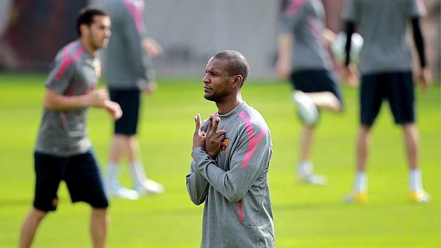 Abidal se viste de corto por primera vez tras su operación Abidal se viste de corto por primera vez tras su operación