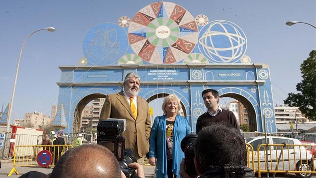 Rosamar Prieto-Castro escoltada por Rafael Carretero y Carlos Garc�a Lara, ayer, ante la Portada