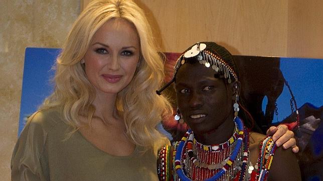 Adriana Karembeu, con los masai