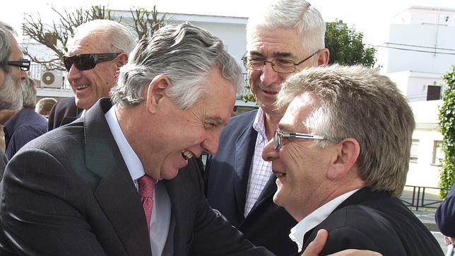 El nuevo consejero de Gobernaci�n y Justicia, Francisco Menacho, saluda al secretario general de los socialistas gaditanos, Francisco Gonz�lez Caba�a