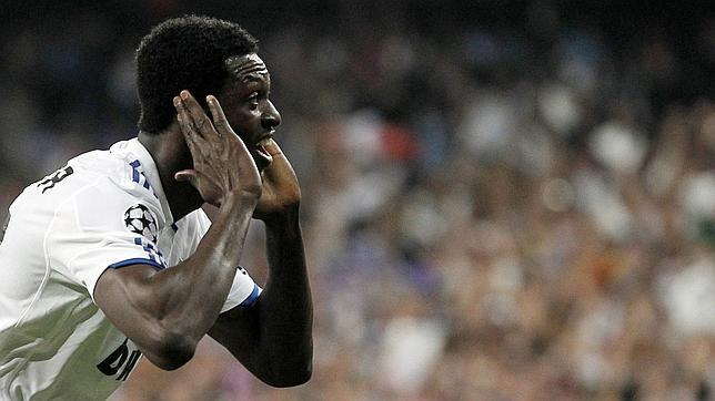 Adebayor se harta de los gritos racistas Adebayor se harta de los gritos racistas