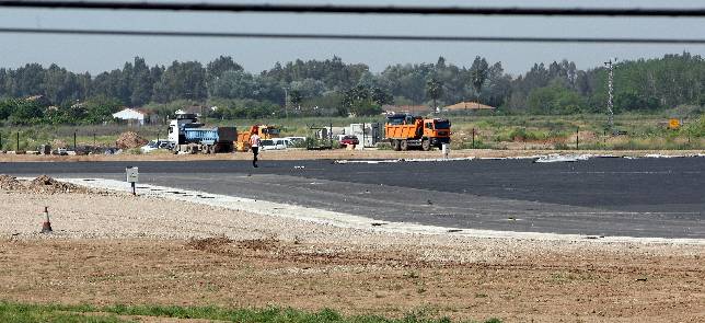 La pista del aeropuerto estar� lista en 2012, pero sin previsi�n de vuelos