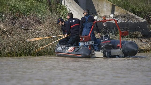 Bomberos en una zodiac en la d�rsena del r�o