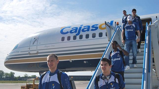 Momento en el que la expedici�n del Cajasol, con el avi�n oficial, llega a Italia