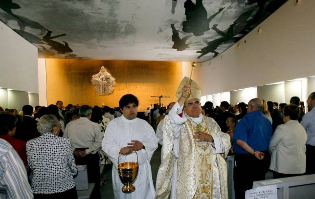 El obispo bendice el nuevo templo de Nuestra Se�ora de la Consolaci�n