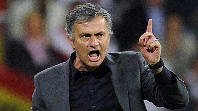 Cruyff: «Mourinho es un entrenador de títulos, no de fútbol» Cruyff: «Mourinho es un entrenador de títulos, no de fútbol»