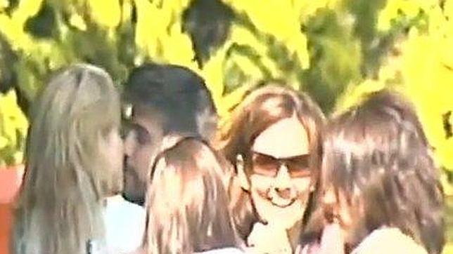 Shakira y Piqué se comen a besos en un restaurante de Barcelona Shakira y Piqué se comen a besos en un restaurante de Barcelona