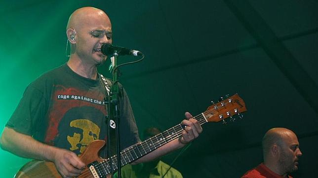 Celtas Cortos termina su actuaci�n en Mestalla al grito de ��Viva la Rep�blica!�