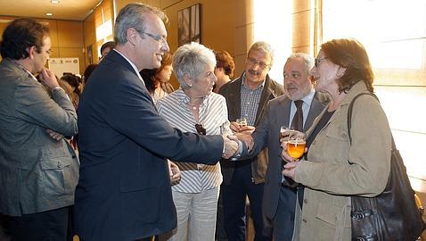 El candidato socialista asume ya que pactar� con IU para retener la Alcald�a