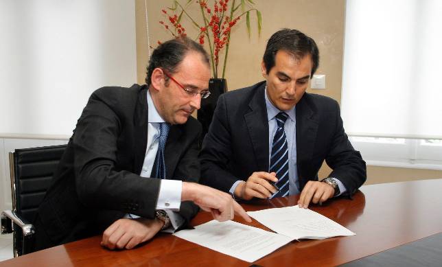 Nieto se compromete ante notario a no pactar y pide a IU y PSOE que lo emulen