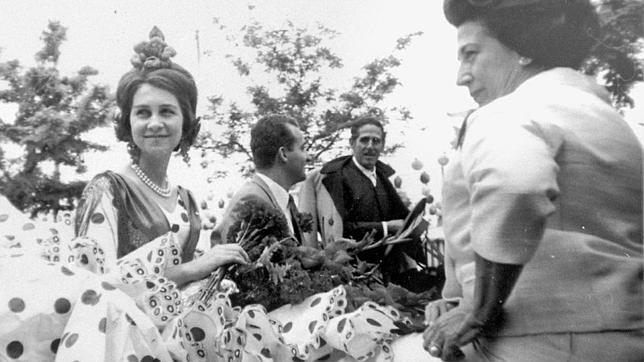 Sus Majestades los Reyes, a�n Pr�ncipes, Do�a Sof�a vestida con traje de flamenca, disfrutaron del ambiente del Paseo de Caballos en 1968 