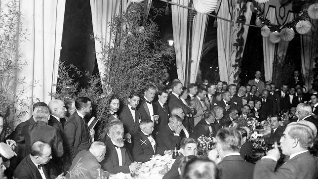 El pintor Gonzalo de Bilbao fue homenajeado en 1915 en la caseta como desagravio por habrsele negado en Madrid la ms alta distincin a su cuadro Las Cigarreras